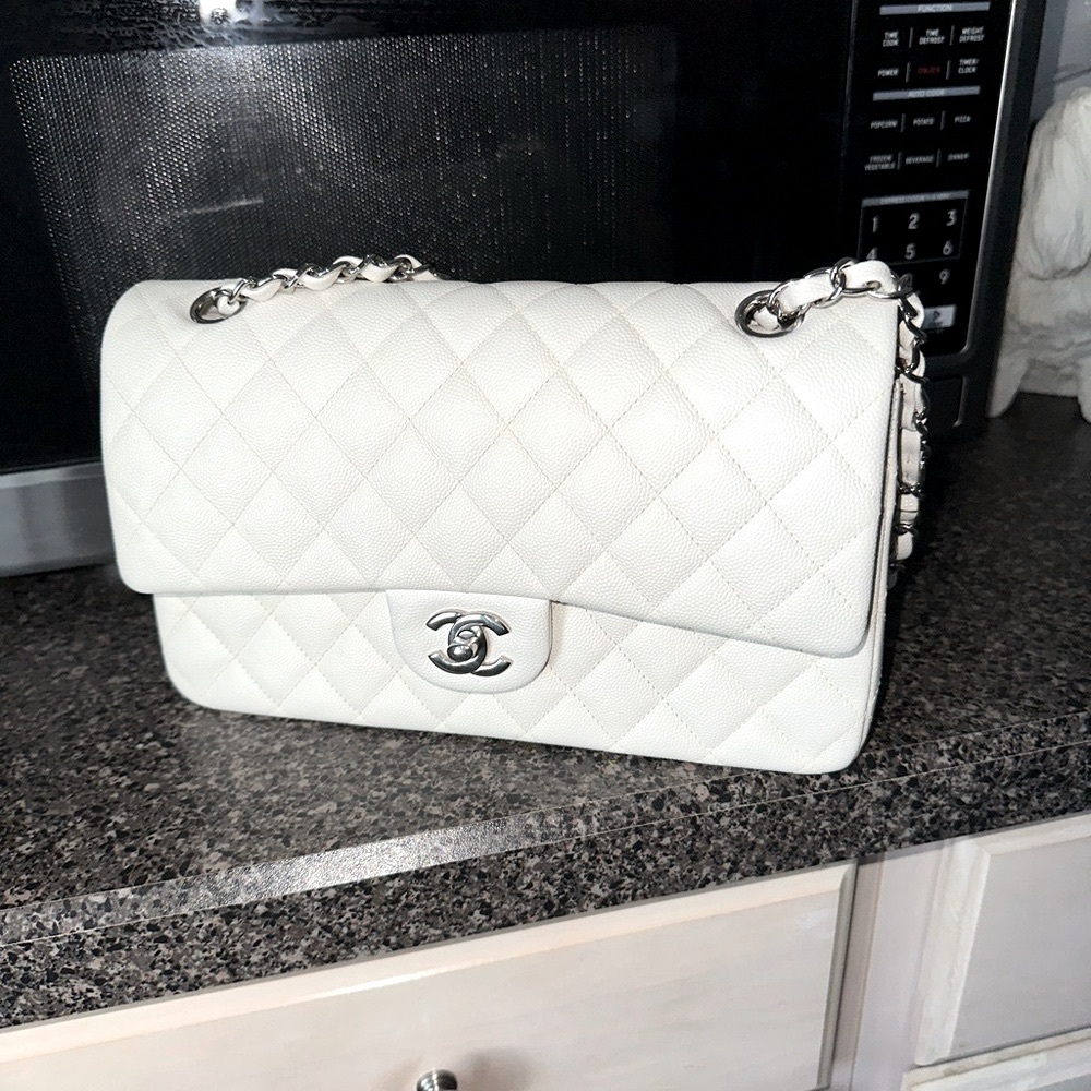 Beautiful NWT Chanel White Caviar Medium Classic double flap. Never worn.